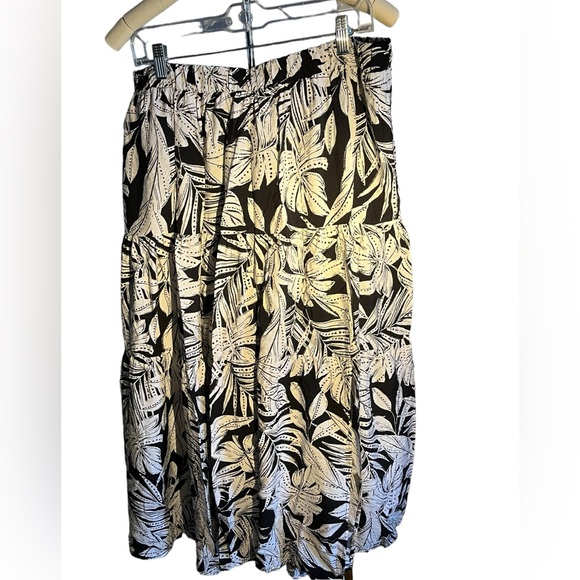 Fun Floral Skirt with Pockets - Picture 3 of 6